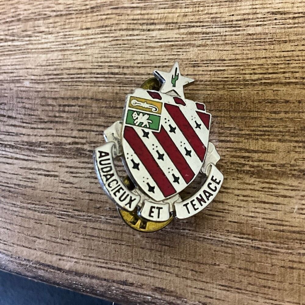 Army 8th Field Artillery Unit Crest Audacieux Et Tenace Red White Blue 1" Tall